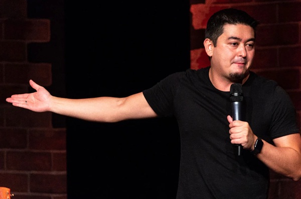 Humorista André Santi se apresenta em teatro de Guarulhos neste sábado (Foto: Reprodução)
