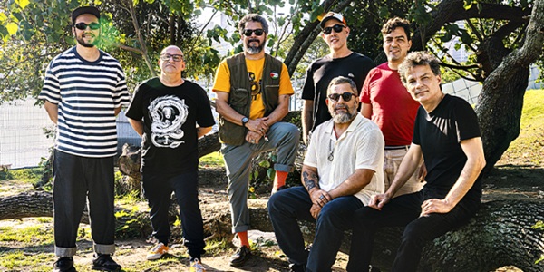 Los Sebosos Postizos Interpretam Jorge Ben Jor em Guarulhos (Foto - Divulgação)