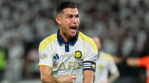 "Histórico! Cristiano Ronaldo marcou duas vezes, chegou aos 973 gols na carreira e chorou com o título do Al-Nassr. (Foto-Reprodução)