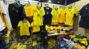 Polícia apreende 2 mil camisas e 85 mil figurinhas falsificadas da Copa em SP (Foto: Divulgação/Governo de SP)