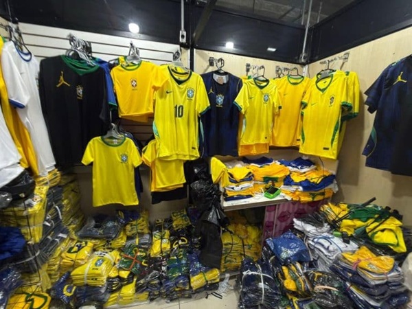 Polícia apreende 2 mil camisas e 85 mil figurinhas falsificadas da Copa em SP (Foto: Divulgação/Governo de SP)