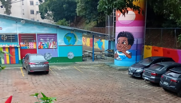 Família denuncia que criança autista estaria sendo isolada durante refeições em escola municipal de Guarulhos (Foto-Reprodução)