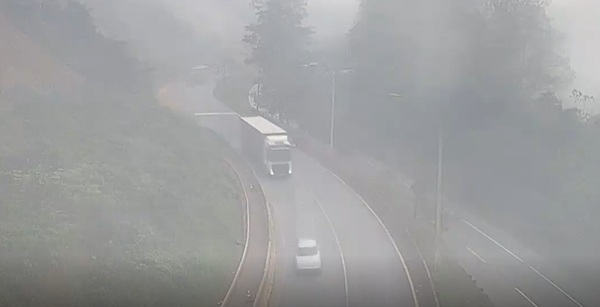 Motoristas devem redobrar atenção com neblina em trechos da serra (Foto-Reprodução)