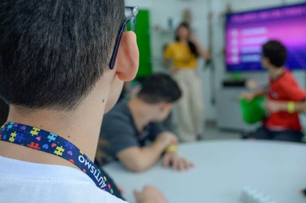 SP garante permanência de professores auxiliares no apoio a alunos elegíveis à educação especial (Foto: Marco Ankosqui)