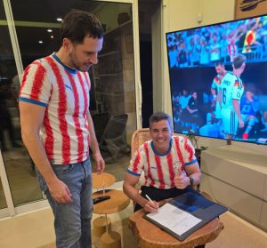 Presidente do Paraguai assinando decreto de feriado / Reprodução: X