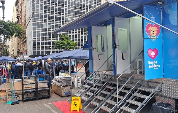 ONGs unem forças para oferecer banho e atendimento médico (Foto: Banho Solidário)