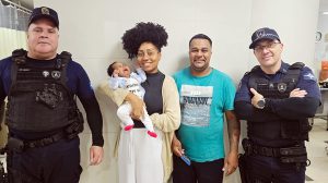 GCM salva bebê de dois meses após manobra de desengasgo em Guarulhos (Foto: Divulgação / PMG)