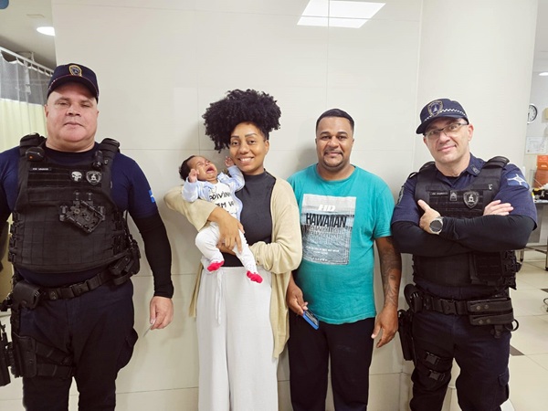 GCM salva bebê de dois meses após manobra de desengasgo em Guarulhos (Foto: Divulgação / PMG)