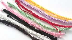 Biblioteca Gracinda dos Anjos promove oficina gratuita de macramê para confecção de pulseiras (Foto: Divulgação)