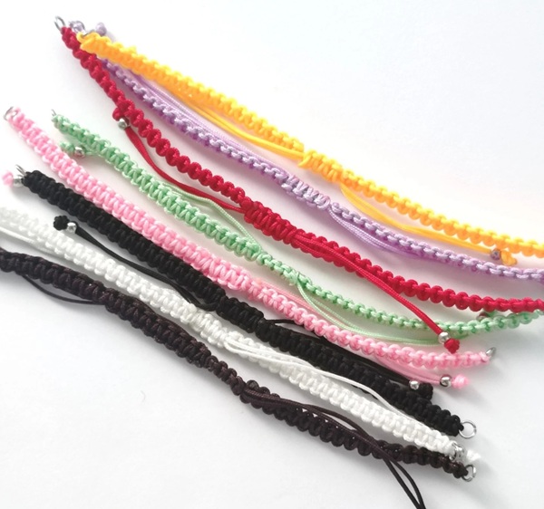 Biblioteca Gracinda dos Anjos promove oficina gratuita de macramê para confecção de pulseiras (Foto: Divulgação)