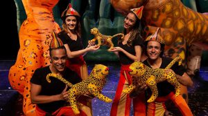 Espetáculo "Bichos do Brasil" transforma o Teatro Padre Bento em uma grande floresta tropical (Imagem: Divulgação)