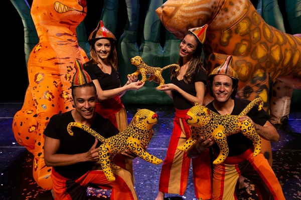 Espetáculo "Bichos do Brasil" transforma o Teatro Padre Bento em uma grande floresta tropical (Imagem: Divulgação)