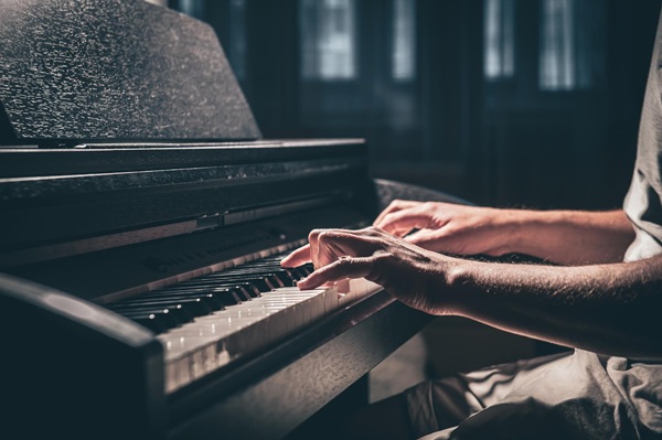 Piano Popular e Projeto Ébano e Marfim se unem em apresentação gratuita na Biblioteca Monteiro Lobato (Imagem: Freepik)