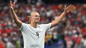 Haaland decide, Noruega vence a Costa do Marfim e será adversária do Brasil nas oitavas (Foto: Paul ELLIS / AFP)
