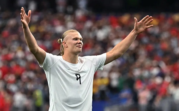 Haaland decide, Noruega vence a Costa do Marfim e será adversária do Brasil nas oitavas (Foto: Paul ELLIS / AFP)