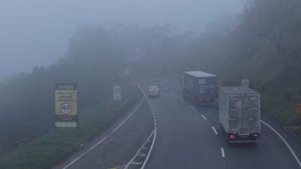Neblina exige atenção redobrada dos motoristas nas rodovias durante o inverno (Foto: RioSP_Motiva)