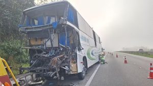 Acidente entre ônibus e carreta deixa um morto e 11 feridos na Via Dutra, em Santa Isabel (Foto: Maiara Barbosa/TV Diário)