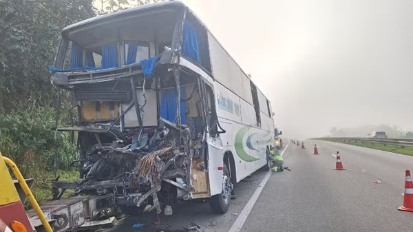 Acidente entre ônibus e carreta deixa um morto e 11 feridos na Via Dutra, em Santa Isabel (Foto: Maiara Barbosa/TV Diário)