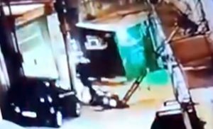 Imagens de câmera de segurança mostram moto caída no local do tiroteio