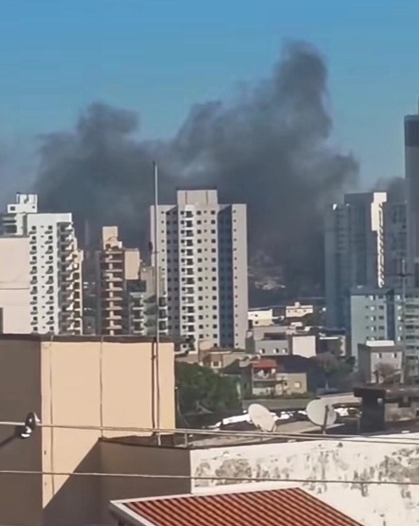 Incêndio de grandes proporções mobiliza equipes (Foto-Reprodução)