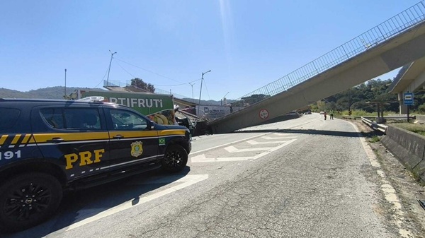 Passarela desaba após ser atingida por caminhão e deixa dois mortos (Reprodução)