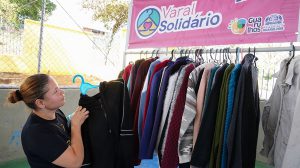 Varal Solidário leva roupas gratuitas a quatro bairros (Foto: Márcio Lino/PMG)