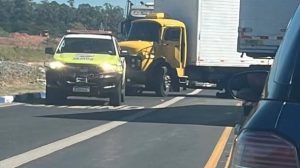 Caminhão atravessado bloqueia Avenida Jamil João Zarif (Foto-Reprodução)