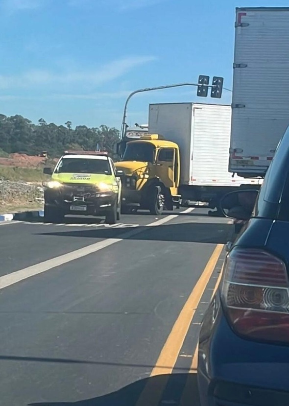 Caminhão atravessado bloqueia Avenida Jamil João Zarif (Foto-Reprodução)