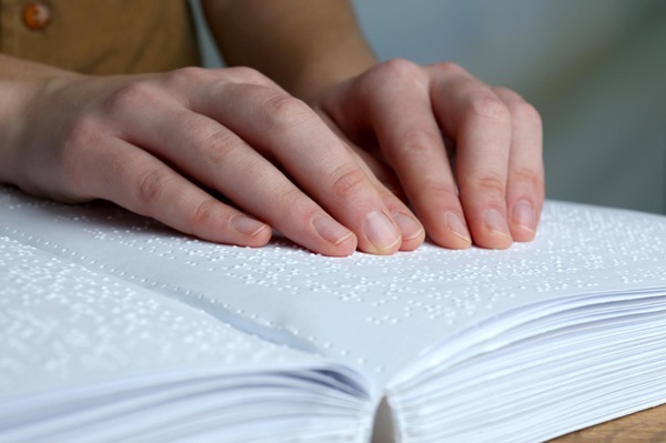 Guarulhos abre inscrições para curso gratuito de Sistema Braille (Imagem: Magnific)