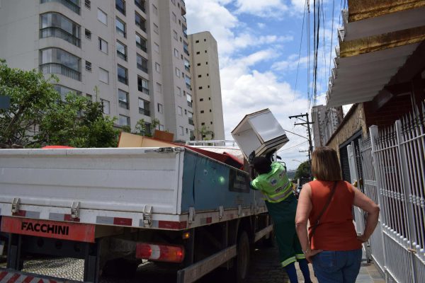Cata-Treco atende oito bairros de Guarulhos (Foto: Jackson Argolo / PMG)