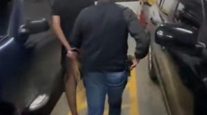 Polícia prende três suspeitos e recupera moto (Reprodução)