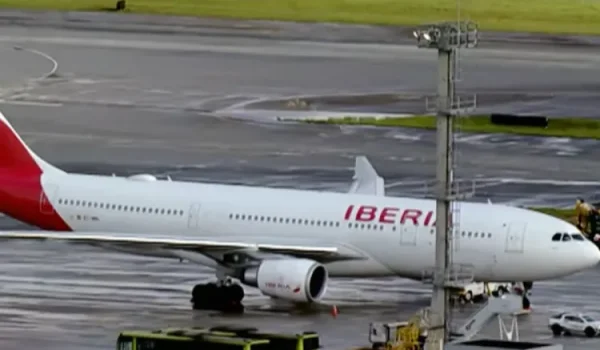 Avião da Iberia faz pouso de emergência em Guarulhos (Foto: Reprodução)